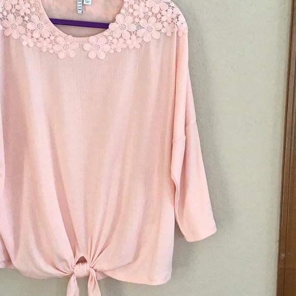 ELLE SPRING PINK top w/floral lace collar and front side tie details, XL. - Picture 4 of 8
